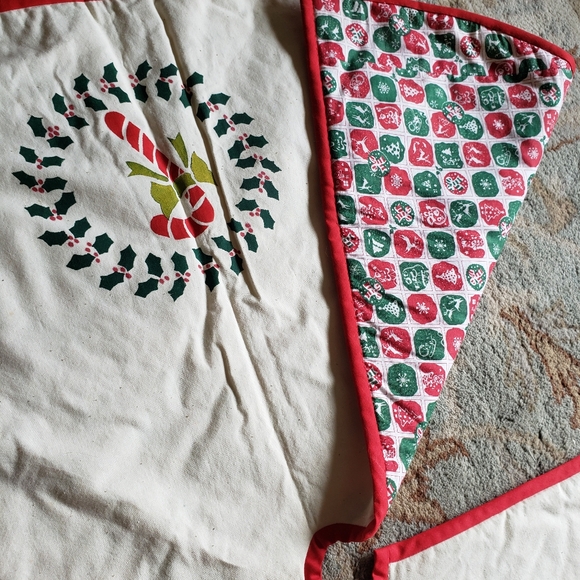 Vintage stenciled Christmas tree skirt. - Picture 3 of 5